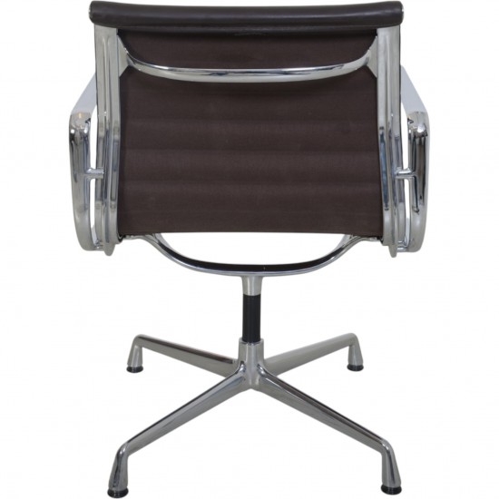 Charles Eames Ea-108 stol i mørkt brunt læder 2007