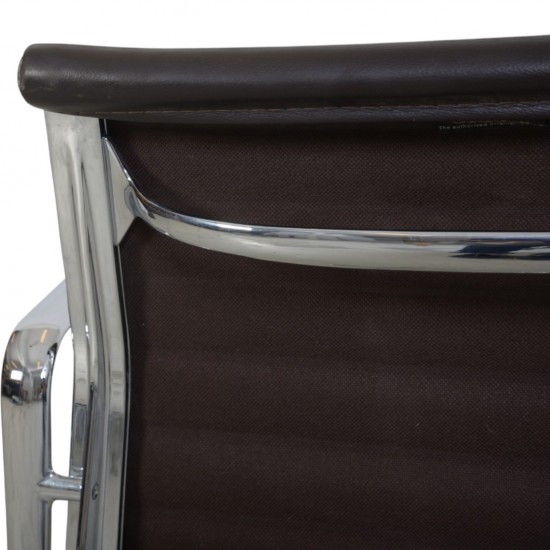 Charles Eames Ea-108 stol i mørkt brunt læder 2007