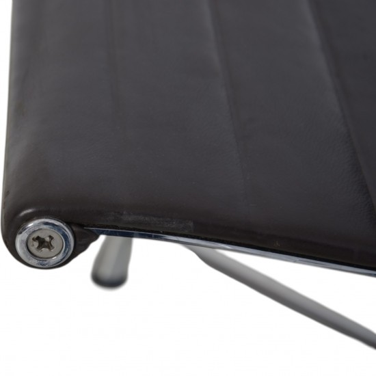 Charles Eames Ea-108 stol i mørkt brunt læder 2007