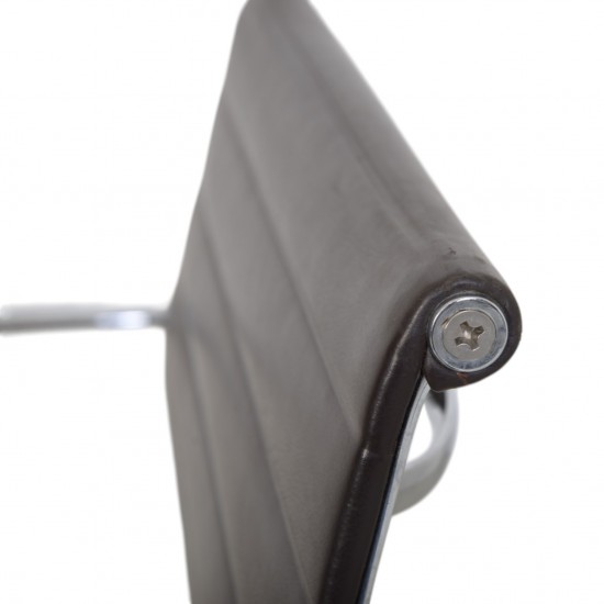 Charles Eames Ea-108 stol i mørkt brunt læder 2007