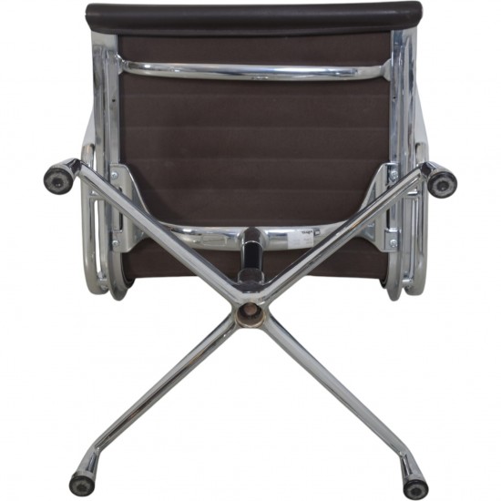 Charles Eames Ea-108 stol i mørkt brunt læder 2007