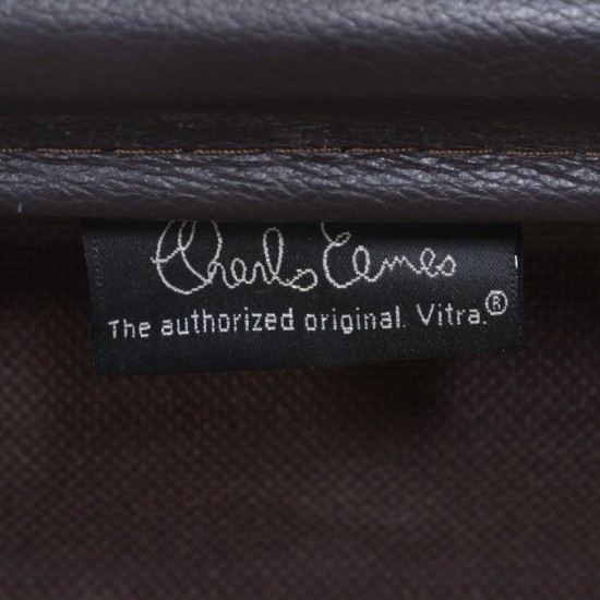 Charles Eames Ea-108 stol i mørkt brunt læder 2007