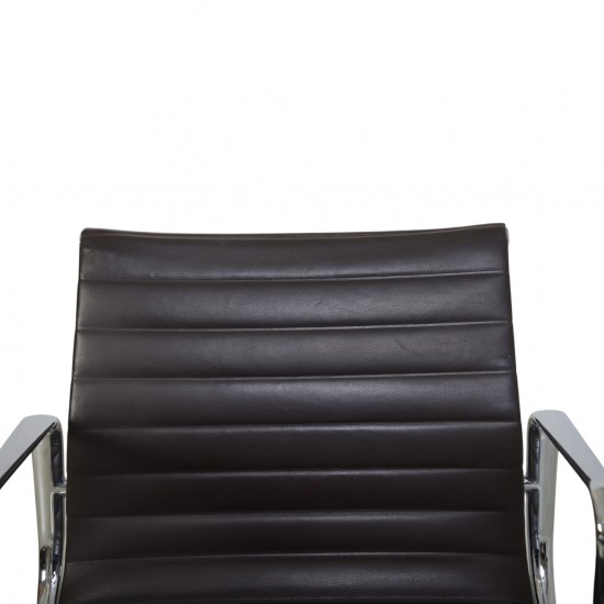 Charles Eames Ea-108 stol i mørkt brunt læder 2007