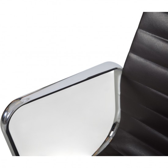 Charles Eames Ea-108 stol i mørkt brunt læder 2007