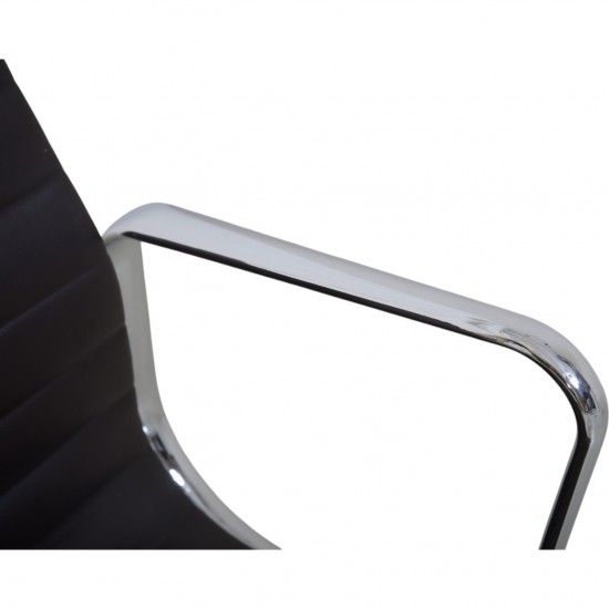 Charles Eames Ea-108 stol i mørkt brunt læder 2007