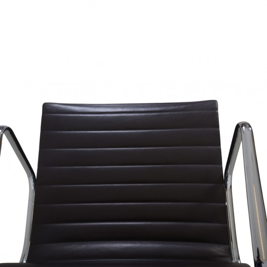 Charles Eames Ea-108 stol i mørkt brunt læder 2007