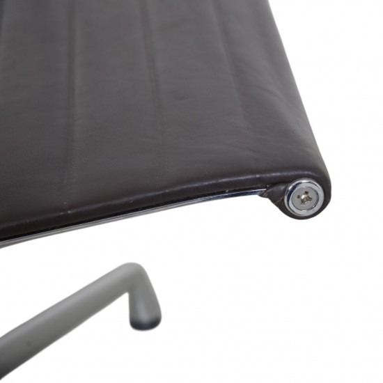 Charles Eames Ea-108 stol i mørkt brunt læder 2007