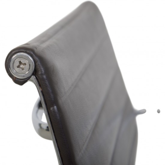 Charles Eames Ea-108 stol i mørkt brunt læder 2007