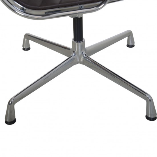 Charles Eames Ea-108 stol i mørkt brunt læder 2007