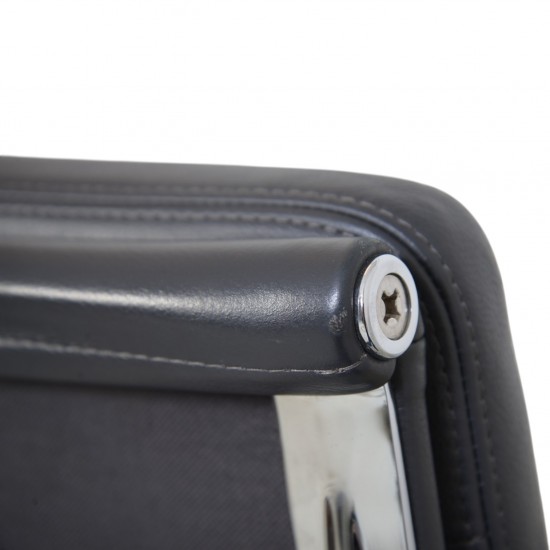 Charles Eames EA-219 kontorstol i gråt læder 2012