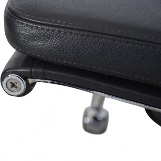 Charles Eames EA-219 kontorstol i gråt læder 2012