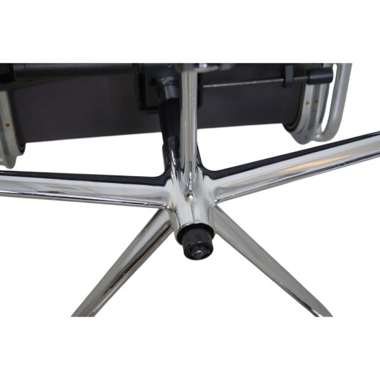 Charles Eames EA-219 kontorstol i gråt læder 2012