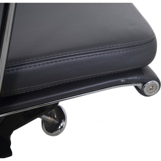 Charles Eames EA-219 kontorstol i gråt læder 2012