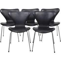 Arne Jacobsen Sæt af 5 Syver stole i sort læder 1990'erne