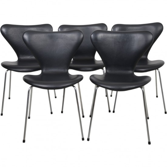 Arne Jacobsen Sæt af 5 Syver stole i sort læder 1990'erne