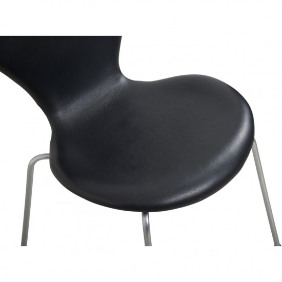 Arne Jacobsen Sæt af 5 Syver stole i sort læder 1990'erne