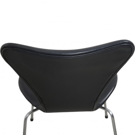 Arne Jacobsen Sæt af 5 Syver stole i sort læder 1990'erne