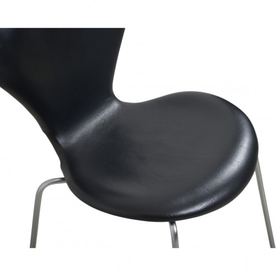 Arne Jacobsen Sæt af 5 Syver stole i sort læder 1990'erne