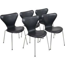 Arne Jacobsen Sæt af 5 Syver stole i sort læder 1990'erne