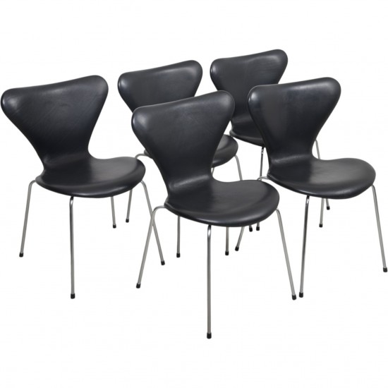 Arne Jacobsen Sæt af 5 Syver stole i sort læder 1990'erne