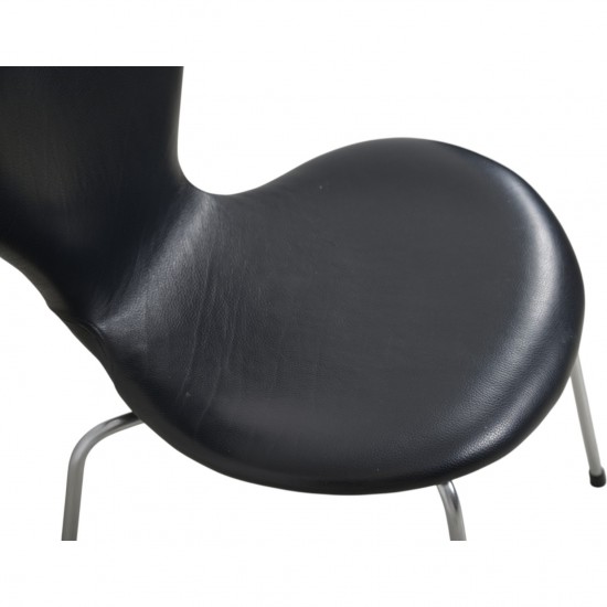 Arne Jacobsen Sæt af 5 Syver stole i sort læder 1990'erne