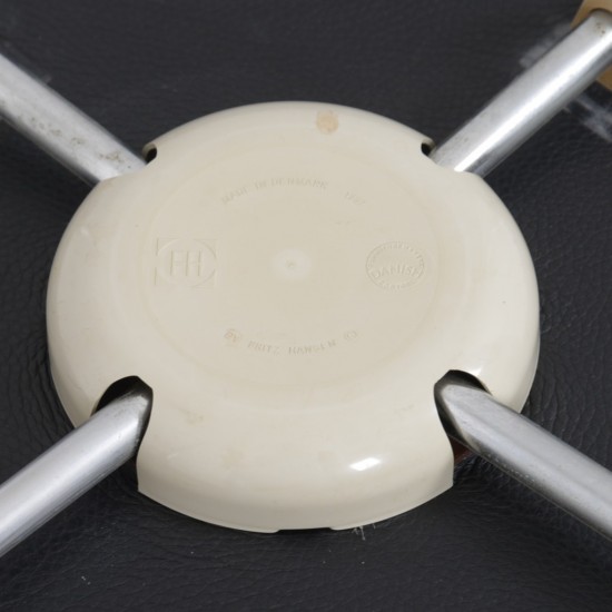 Arne Jacobsen Sæt af 5 Syver stole i sort læder 1990'erne