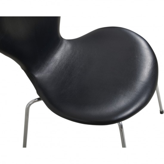 Arne Jacobsen Sæt af 5 Syver stole i sort læder 1990'erne