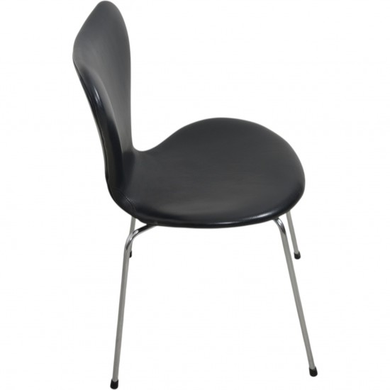 Arne Jacobsen Sæt af 5 Syver stole i sort læder 1990'erne