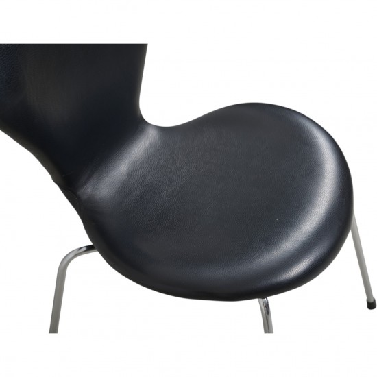 Arne Jacobsen Sæt af 5 Syver stole i sort læder 1990'erne