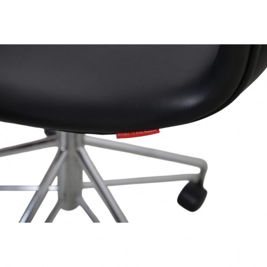 Arne Jacobsen 3117 Syver kontorstol i sort Esential læder 1997