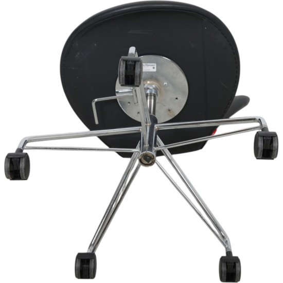 Arne Jacobsen 3117 Syver kontorstol i sort Esential læder 1997