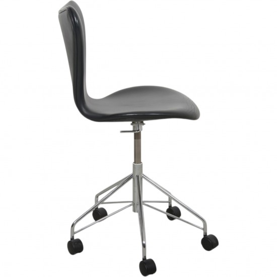 Arne Jacobsen 3117 Syver kontorstol i sort Esential læder 1997