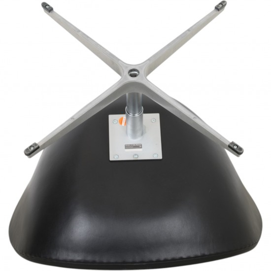 Arne Jacobsen Svane stol i sort Aura læder 2017