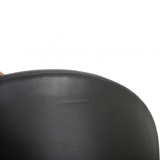 Arne Jacobsen Svane stol i sort Aura læder 2017