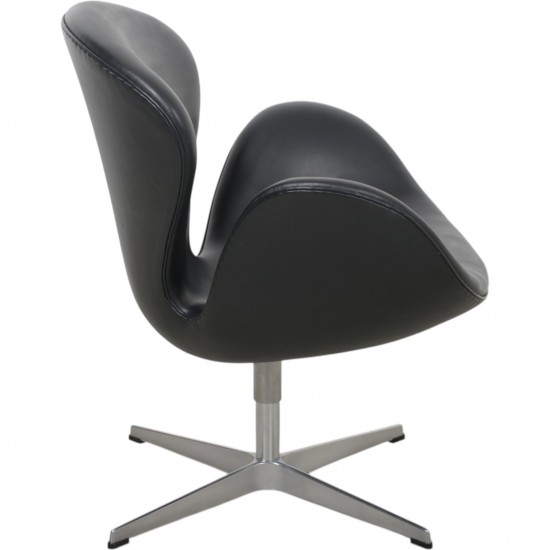 Arne Jacobsen Svane stol i sort læder 2000'erne