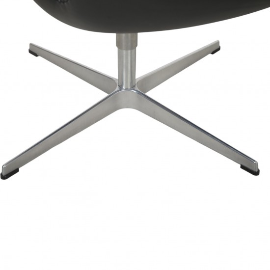 Arne Jacobsen Svane stol i sort læder 2000'erne