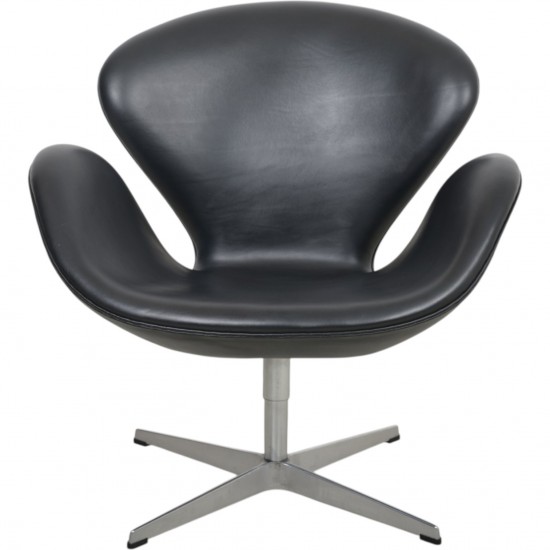 Arne Jacobsen Svane stol i sort læder 2000'erne