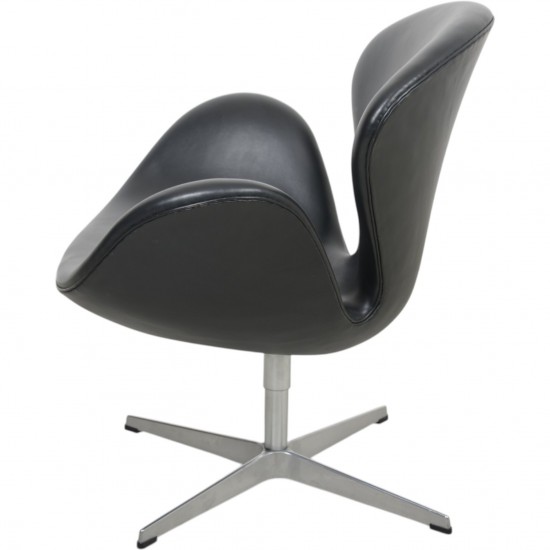 Arne Jacobsen Svane stol i sort læder 2000'erne