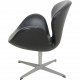 Arne Jacobsen Svane stol i sort læder 2000'erne