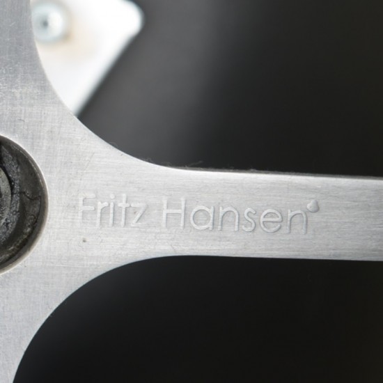 Arne Jacobsen Svane stol i sort læder 2000'erne