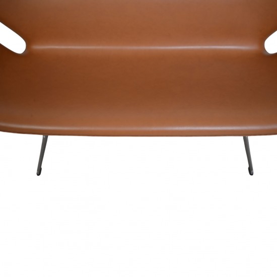 Arne Jacobsen Svane sofa nybetrukket med Cognac classic læder 2001