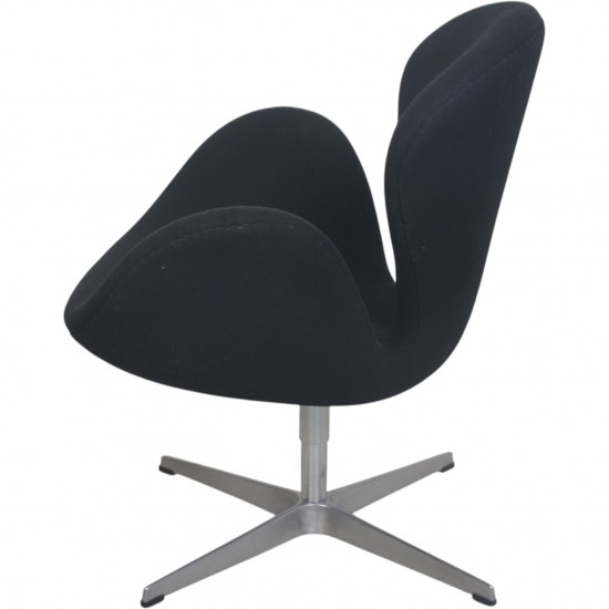 Arne Jacobsen Svane stol i sort Hallingdal stof 2006