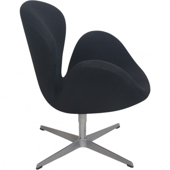 Arne Jacobsen Svane stol i sort Hallingdal stof 2006