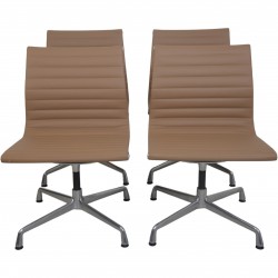 Sæt af 4 Charles Eames EA103 stole i beige læder 2019