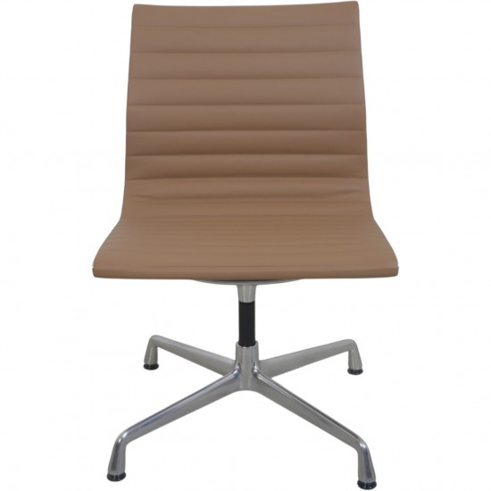 Sæt af 4 Charles Eames EA103 stole i beige læder 2019