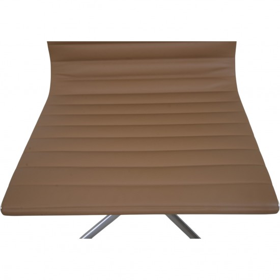 Sæt af 4 Charles Eames EA103 stole i beige læder 2019