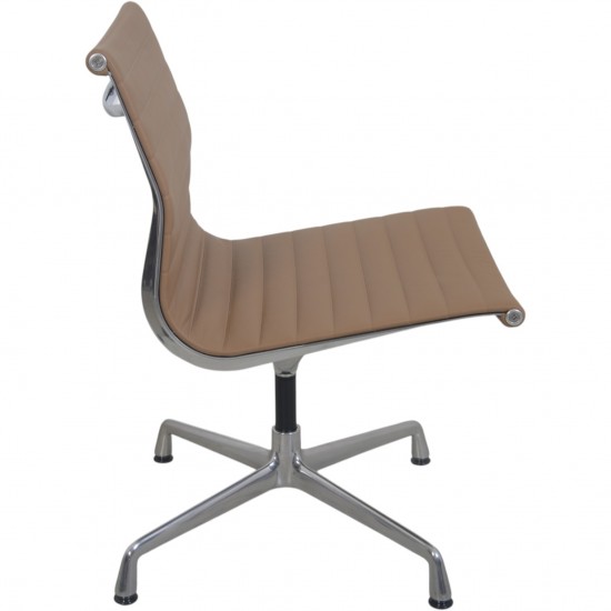 Sæt af 4 Charles Eames EA103 stole i beige læder 2019