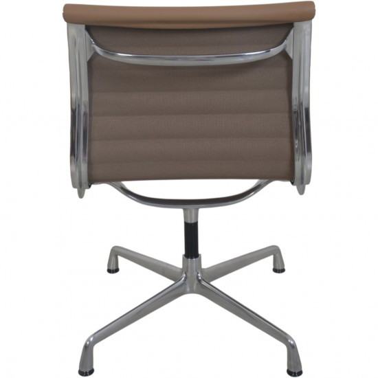 Sæt af 4 Charles Eames EA103 stole i beige læder 2019