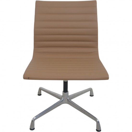 Sæt af 4 Charles Eames EA103 stole i beige læder 2019