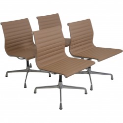 Sæt af 4 Charles Eames EA103 stole i beige læder 2019